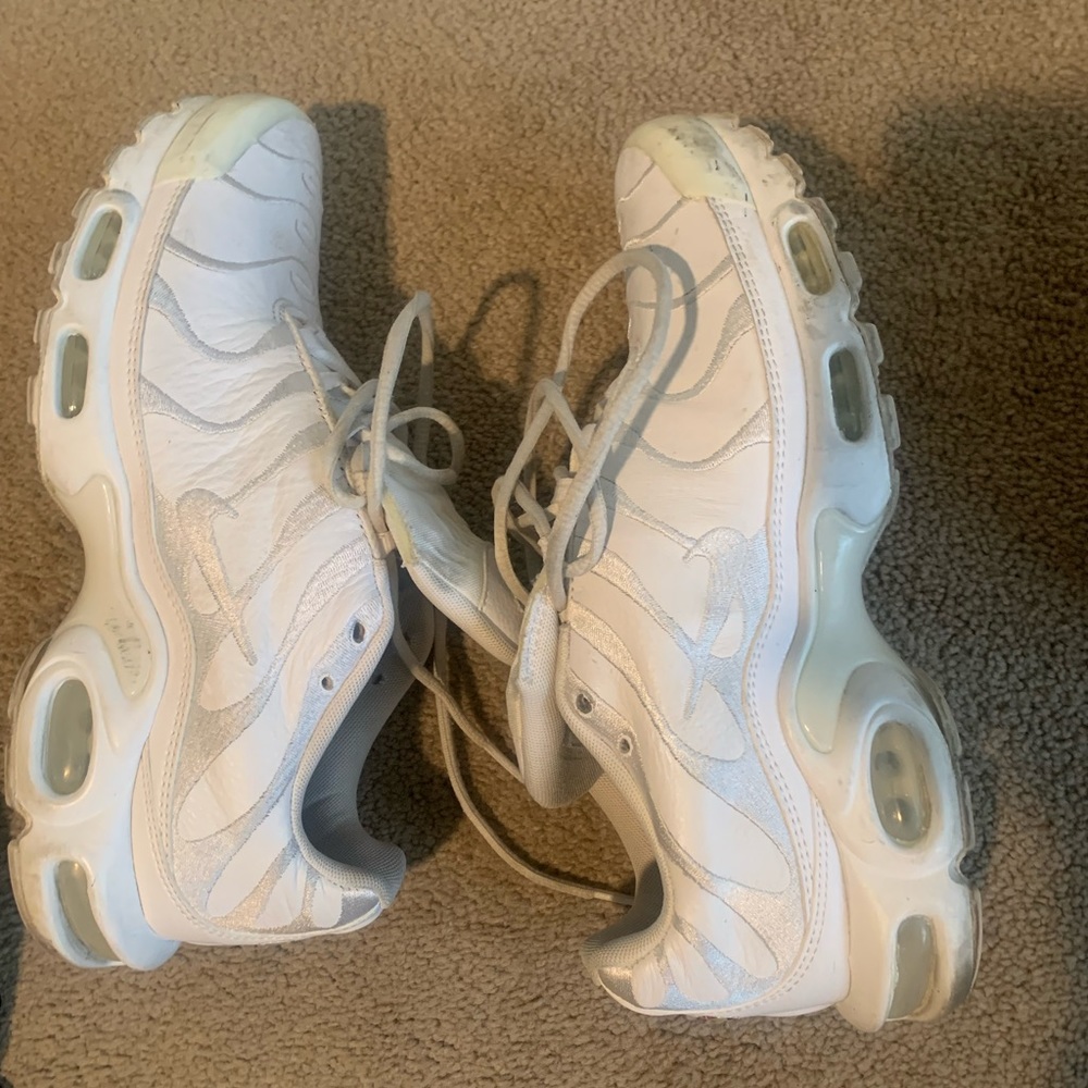 White Nike athletic tennis shoes that still has some life in them 9.5 Men